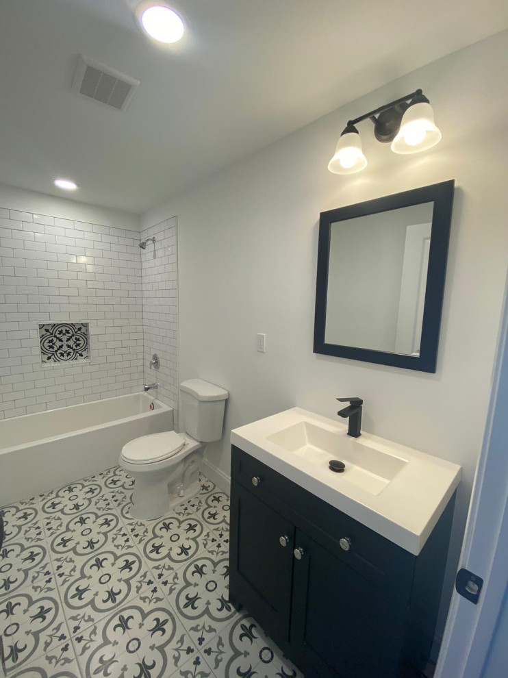 Idéer för små funkis en-suite badrum, med grå skåp