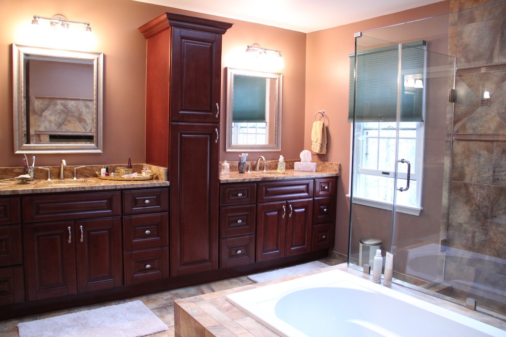 Exemple d'une salle de bain principale tendance de taille moyenne avec un plan de toilette en granite et une douche d'angle.