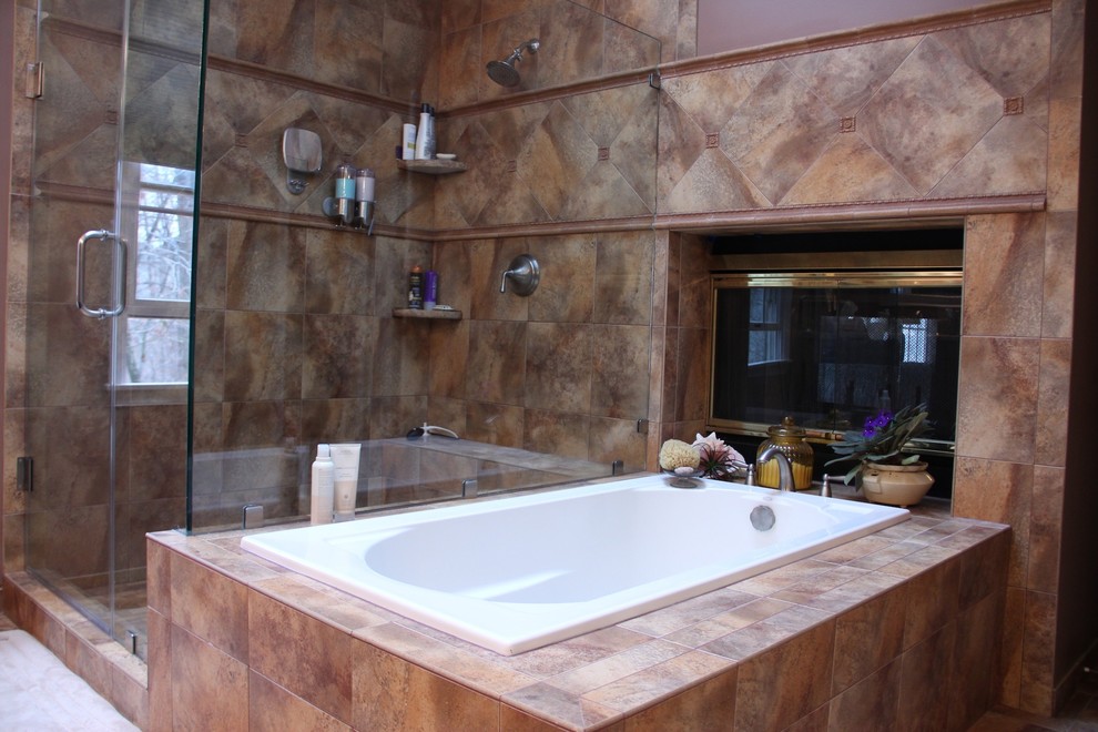Foto di una stanza da bagno padronale contemporanea di medie dimensioni con top in granito e doccia ad angolo
