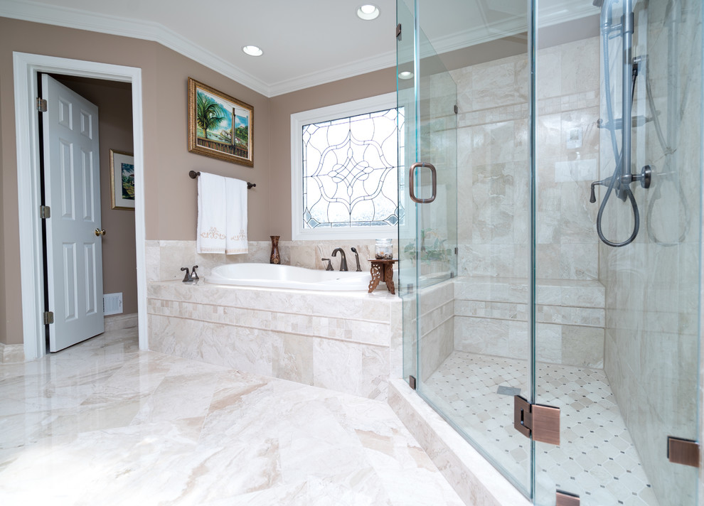 Exempel på ett stort modernt en-suite badrum, med ett badkar i en alkov, en dusch i en alkov, beige kakel, stenkakel, beige väggar, marmorgolv, flerfärgat golv och dusch med gångjärnsdörr