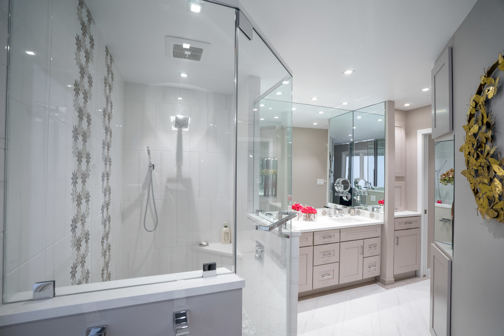 Idee per una grande stanza da bagno padronale minimalista con ante lisce, ante bianche, doccia ad angolo, piastrelle multicolore, pareti beige, lavabo sottopiano, top in quarzite e pavimento bianco