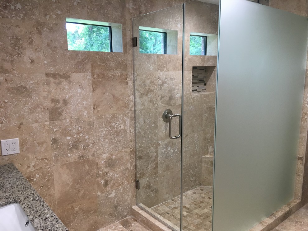 На фото: главная ванная комната с фасадами в стиле шейкер, бежевыми фасадами, открытым душем, плиткой из травертина и столешницей из гранита с