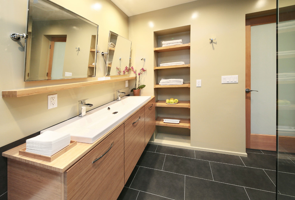 Idéer för ett asiatiskt en-suite badrum, med mosaik, ett fristående handfat, släta luckor, skåp i mellenmörkt trä, träbänkskiva, ett platsbyggt badkar, en dubbeldusch, en toalettstol med separat cisternkåpa, grå kakel och klinkergolv i keramik