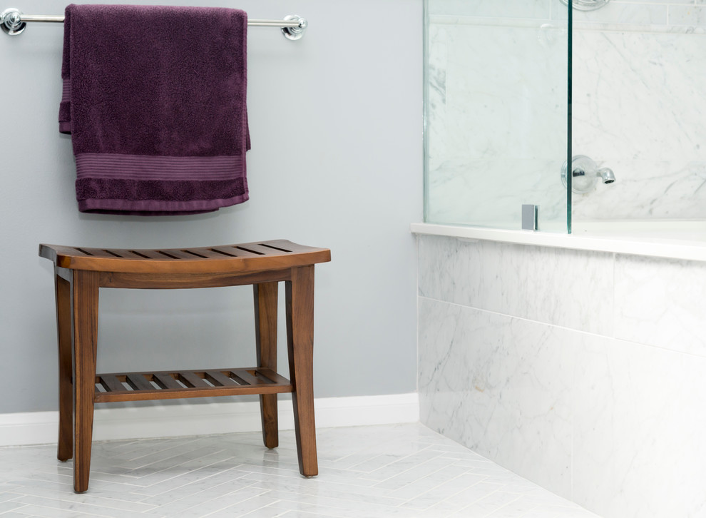 Idée de décoration pour une salle de bain principale tradition en bois foncé de taille moyenne avec un placard en trompe-l'oeil, une baignoire en alcôve, un combiné douche/baignoire, un carrelage blanc, du carrelage en marbre, un mur gris, un sol en marbre, un lavabo encastré, un plan de toilette en marbre, un sol blanc et un plan de toilette blanc.