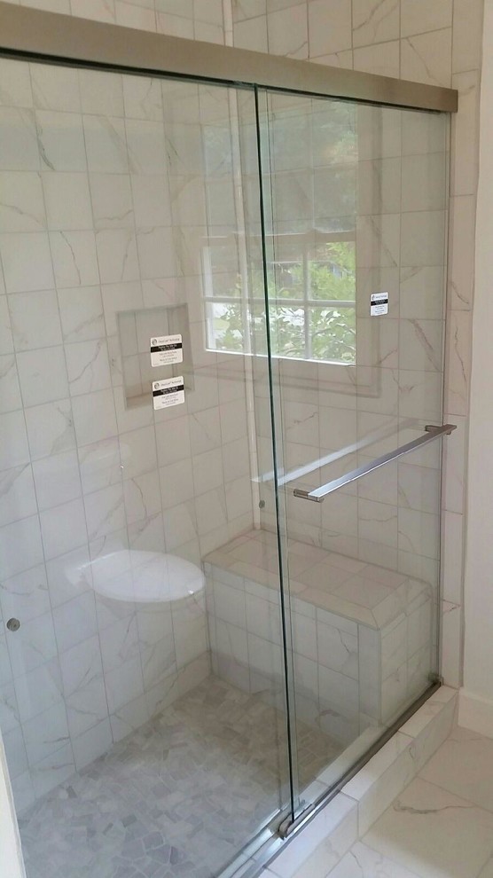 Diseño de cuarto de baño principal tradicional renovado de tamaño medio con baldosas y/o azulejos de porcelana