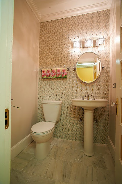 Modelo de cuarto de baño actual pequeño con baldosas y/o azulejos beige, baldosas y/o azulejos de terracota, paredes beige, suelo de baldosas de cerámica, aseo y ducha, lavabo con pedestal y sanitario de una pieza
