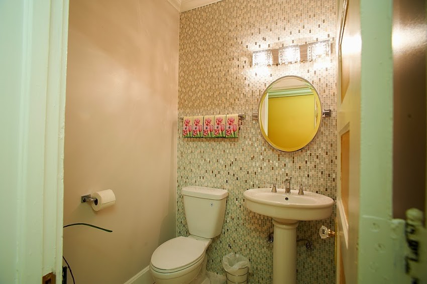 Diseño de cuarto de baño contemporáneo pequeño con lavabo con pedestal, sanitario de una pieza, baldosas y/o azulejos beige, baldosas y/o azulejos de terracota, paredes beige, suelo de baldosas de cerámica y aseo y ducha