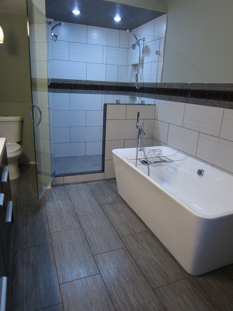Foto di una stanza da bagno padronale etnica di medie dimensioni con doccia alcova, piastrelle in gres porcellanato, pareti grigie e pavimento in gres porcellanato