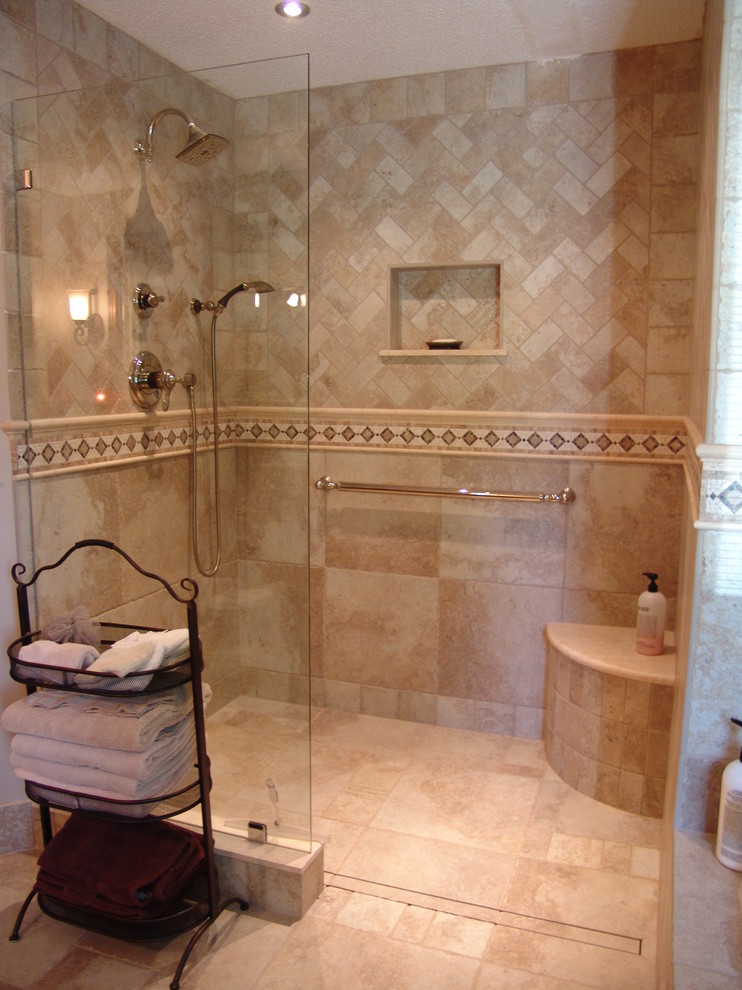 На фото: большая главная ванная комната в классическом стиле с открытым душем, керамогранитной плиткой и полом из керамогранита