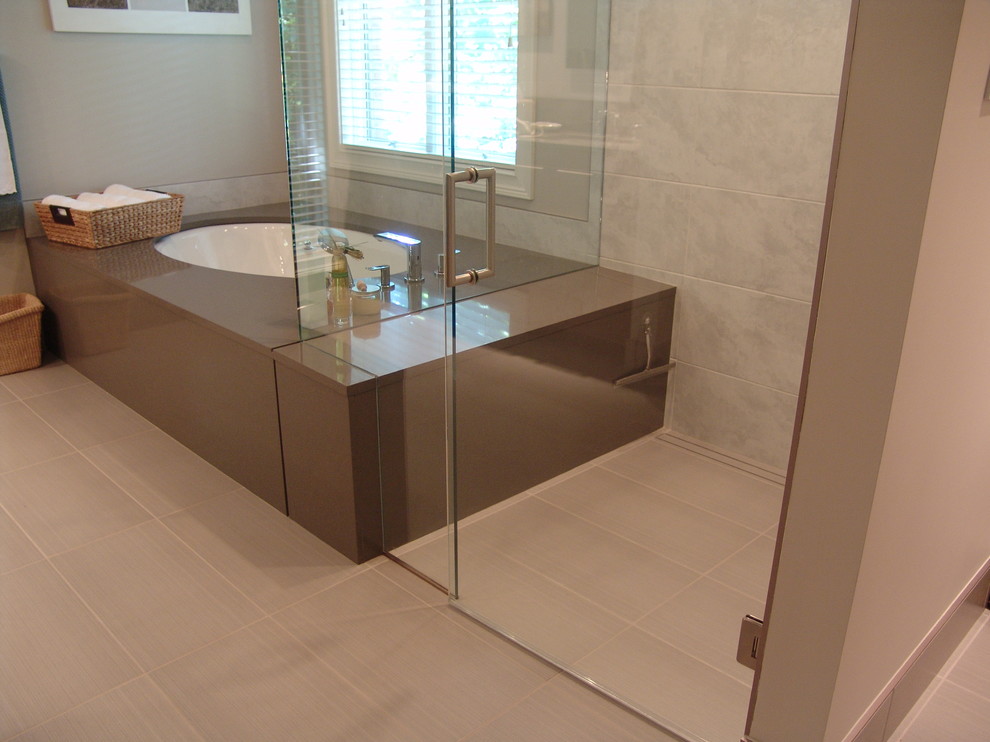 Idées déco pour une douche en alcôve principale moderne de taille moyenne avec une baignoire encastrée, un carrelage gris, des carreaux de céramique, un mur gris et un sol en carrelage de céramique.