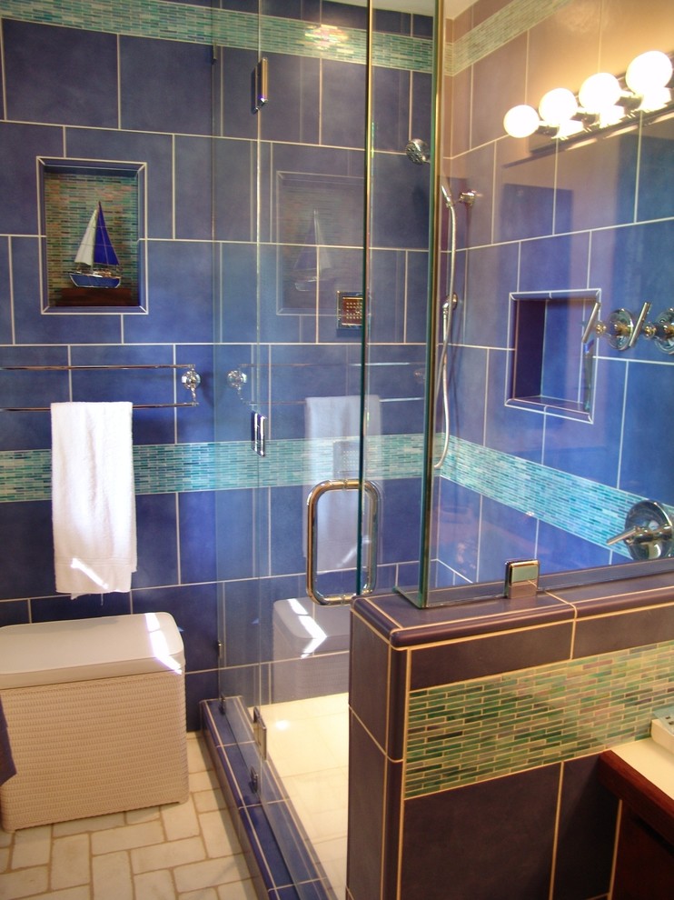 Imagen de cuarto de baño principal costero de tamaño medio con ducha esquinera, baldosas y/o azulejos azules, baldosas y/o azulejos de vidrio, paredes azules y suelo de baldosas de cerámica