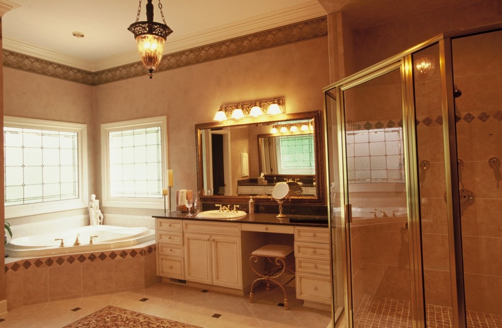 Idéer för att renovera ett mellanstort vintage en-suite badrum, med luckor med infälld panel, vita skåp, ett hörnbadkar, en hörndusch, beige kakel, porslinskakel, beige väggar, klinkergolv i porslin, ett fristående handfat och granitbänkskiva