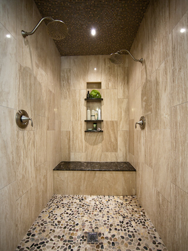 Inredning av ett modernt stort badrum, med en dubbeldusch, beige kakel, stenkakel, blå väggar, klinkergolv i småsten och flerfärgat golv