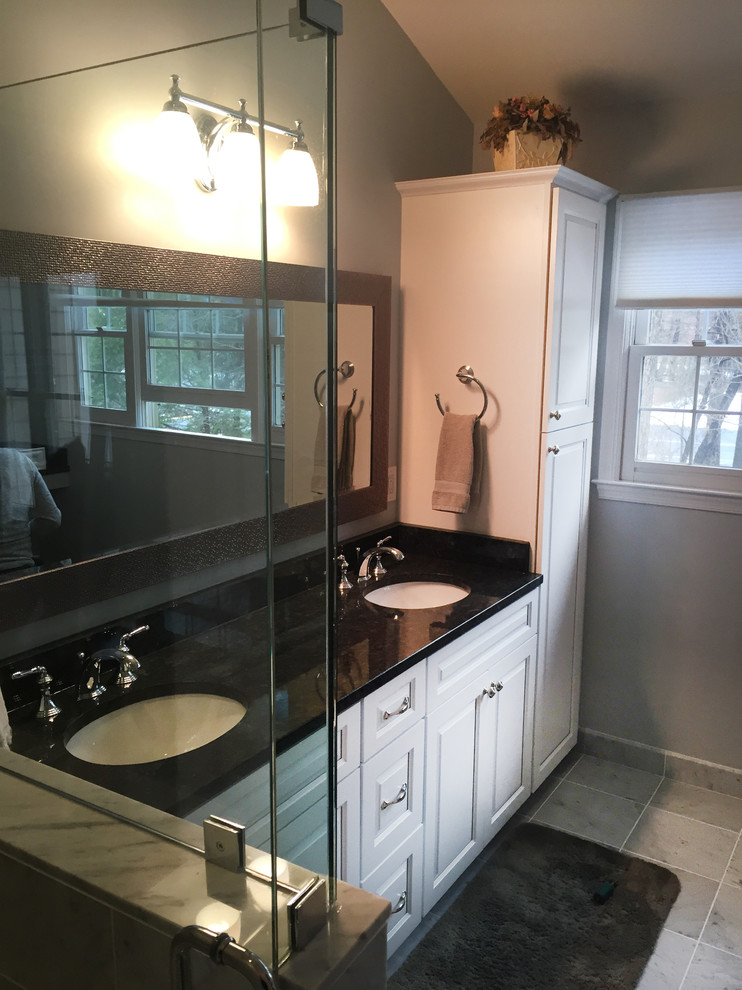 ワシントンD.C.にあるお手頃価格の中くらいなトランジショナルスタイルのおしゃれな浴室の写真