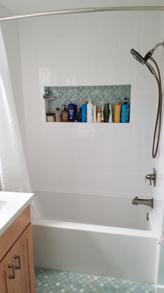 Inspiration för ett mellanstort vintage vit vitt badrum med dusch, med skåp i shakerstil, skåp i ljust trä, ett badkar i en alkov, en dusch/badkar-kombination, vit kakel, klinkergolv i keramik, ett undermonterad handfat, bänkskiva i återvunnet glas, grönt golv, dusch med duschdraperi, en toalettstol med separat cisternkåpa och gröna väggar