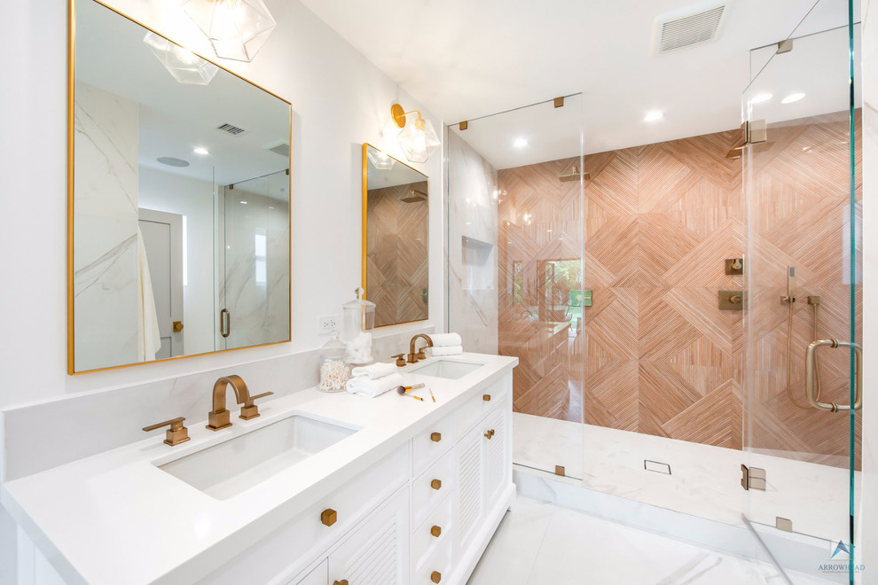 Ispirazione per una stanza da bagno padronale design di medie dimensioni con doccia doppia e porta doccia a battente