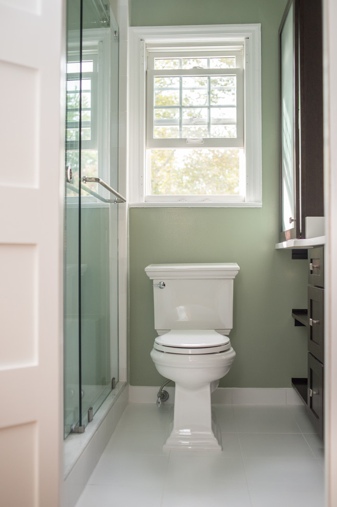 Ejemplo de cuarto de baño clásico renovado con sanitario de dos piezas