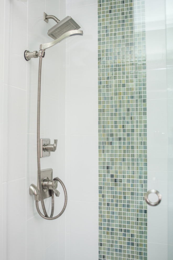 Стильный дизайн: ванная комната в стиле неоклассика (современная классика) с раздельным унитазом - последний тренд