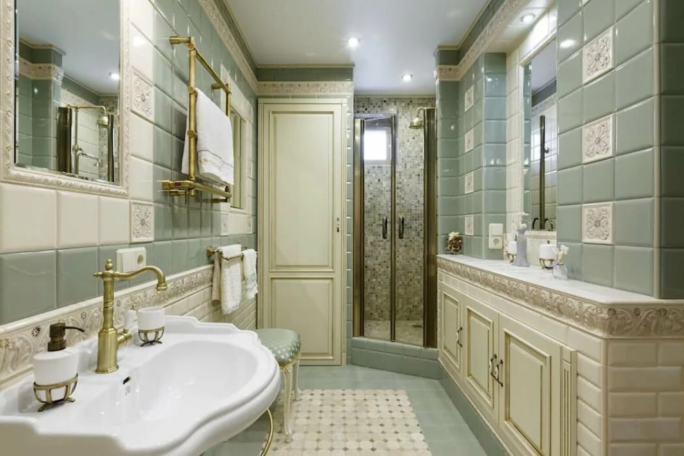 Стильный дизайн: главная ванная комната среднего размера в викторианском стиле с угловым душем, унитазом-моноблоком, зеленой плиткой, керамической плиткой, зелеными стенами, полом из керамической плитки, раковиной с пьедесталом, зеленым полом, душем с распашными дверями и тумбой под одну раковину - последний тренд