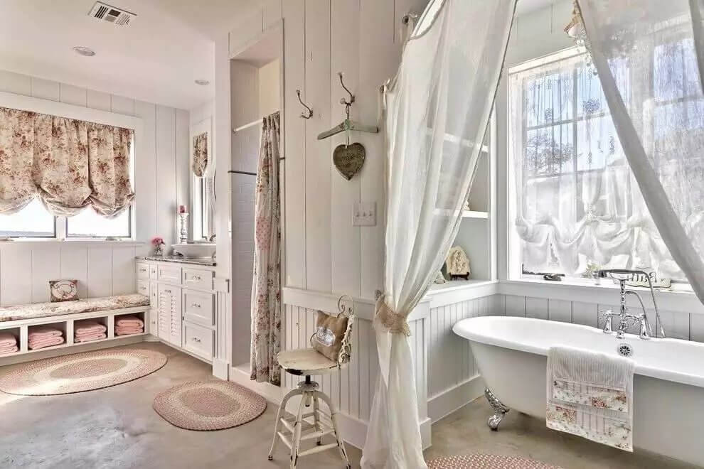 Inspiration för stora shabby chic-inspirerade grått badrum, med vita skåp, ett fristående badkar, vita väggar, bänkskiva i kvartsit, grått golv och dusch med duschdraperi