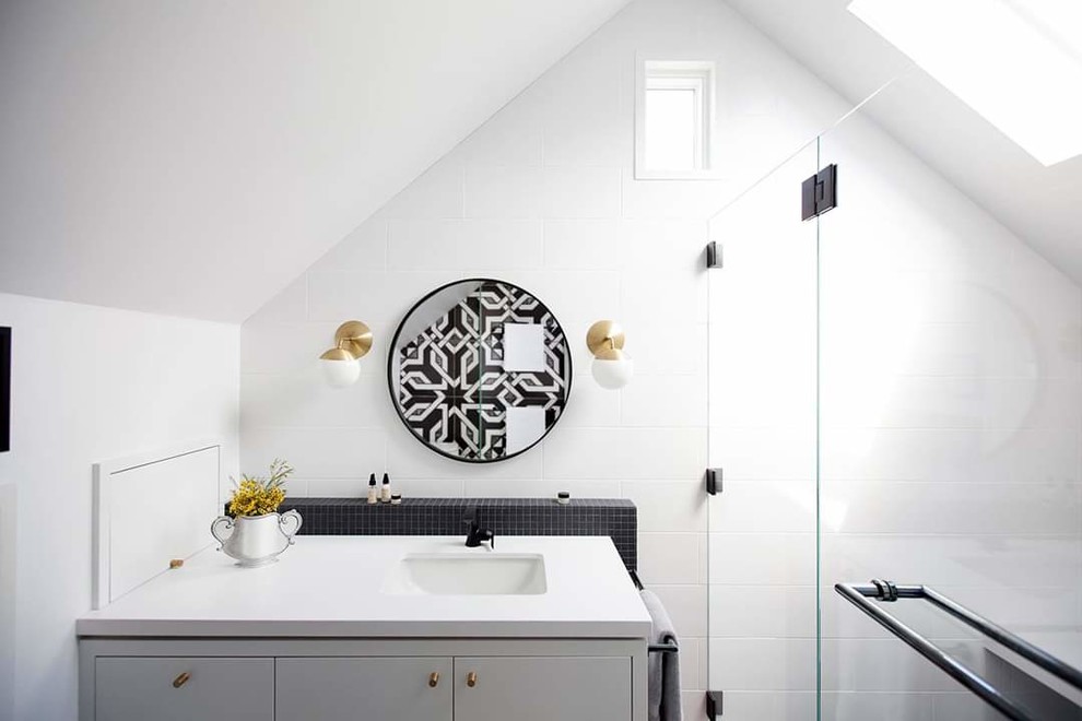 Inspiration för små klassiska flerfärgat badrum, med beige kakel, beige väggar, ett nedsänkt handfat och marmorbänkskiva
