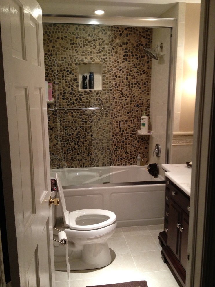 Inspiration för små klassiska vitt badrum, med möbel-liknande, bruna skåp, ett badkar i en alkov, en dusch i en alkov, en toalettstol med hel cisternkåpa, flerfärgad kakel, beige väggar, ett nedsänkt handfat, bänkskiva i kvarts, vitt golv och dusch med skjutdörr