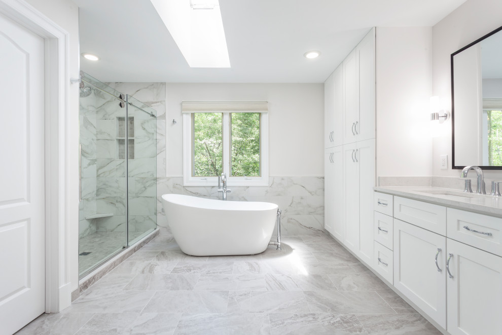 Immagine di una stanza da bagno padronale moderna con piastrelle bianche, piastrelle in ceramica e pareti bianche