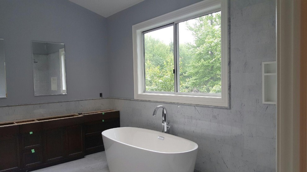Источник вдохновения для домашнего уюта: главная ванная комната среднего размера в современном стиле с темными деревянными фасадами, отдельно стоящей ванной, угловым душем, белой плиткой, керамической плиткой, серыми стенами и полом из керамической плитки