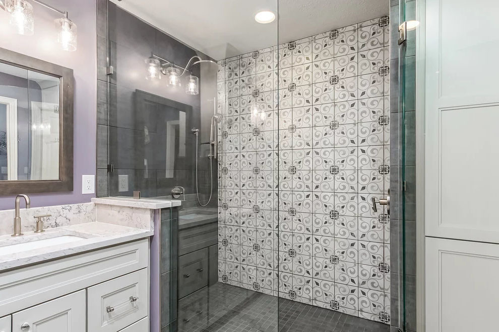 Стильный дизайн: большая главная ванная комната в стиле неоклассика (современная классика) с плоскими фасадами, белыми фасадами, отдельно стоящей ванной, угловым душем, раздельным унитазом, разноцветной плиткой, керамической плиткой, фиолетовыми стенами, полом из керамической плитки, накладной раковиной, столешницей из искусственного кварца, серым полом, шторкой для ванной и белой столешницей - последний тренд