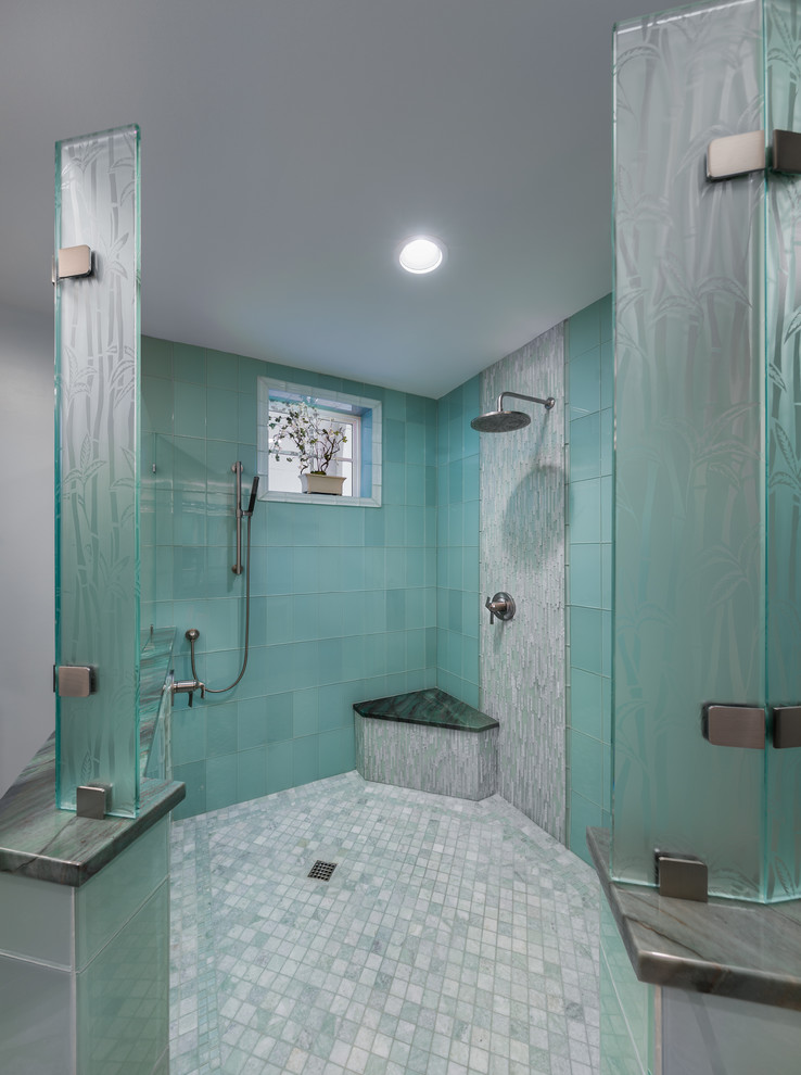 Réalisation d'une grande salle de bain principale design en bois brun avec un placard à porte affleurante, une douche ouverte, un carrelage bleu, un carrelage en pâte de verre, un mur bleu, un sol en carrelage de porcelaine, un lavabo encastré et un plan de toilette en carrelage.