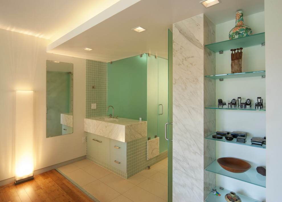 Inspiration pour une grande salle de bain asiatique avec un placard à porte plane, des portes de placard bleues, un carrelage bleu, des carreaux de porcelaine, un mur blanc, un sol en carrelage de porcelaine, un lavabo encastré et un plan de toilette en marbre.
