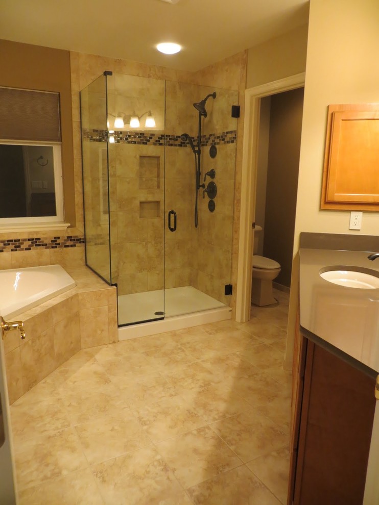 Bild på ett mellanstort vintage en-suite badrum, med luckor med upphöjd panel, skåp i mellenmörkt trä, granitbänkskiva, en hörndusch, beige kakel, stenkakel, beige väggar och travertin golv