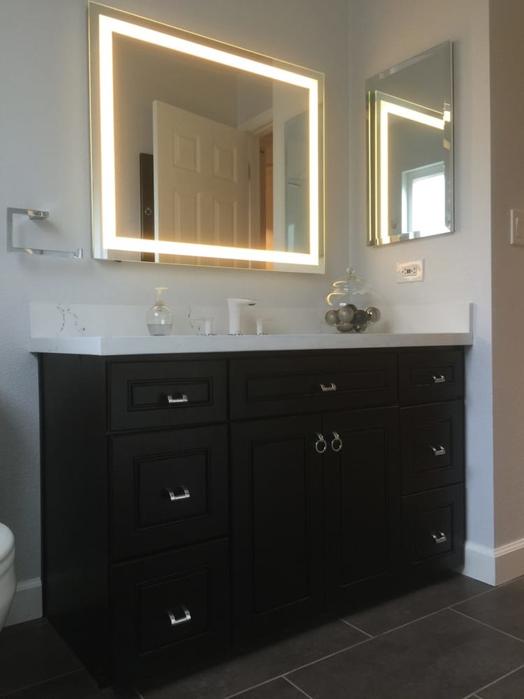 Foto på ett mellanstort vintage vit badrum med dusch, med luckor med upphöjd panel, svarta skåp, grå väggar, klinkergolv i porslin, ett undermonterad handfat, bänkskiva i kvartsit och grått golv