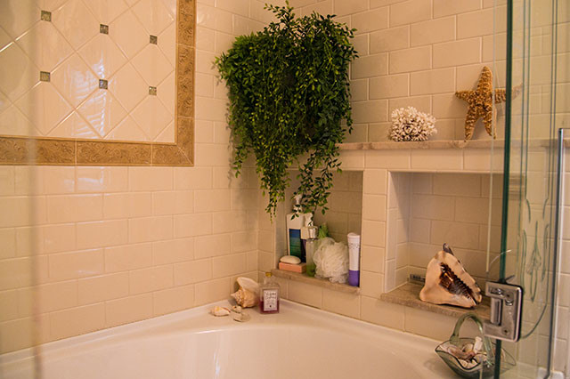 Immagine di una stanza da bagno padronale minimalista di medie dimensioni con vasca ad angolo, doccia ad angolo, piastrelle beige e piastrelle in ceramica