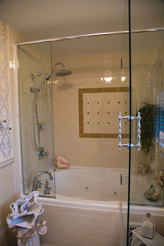 Idée de décoration pour une salle de bain principale vintage de taille moyenne avec une baignoire d'angle, une douche d'angle, un carrelage beige et des carreaux de céramique.