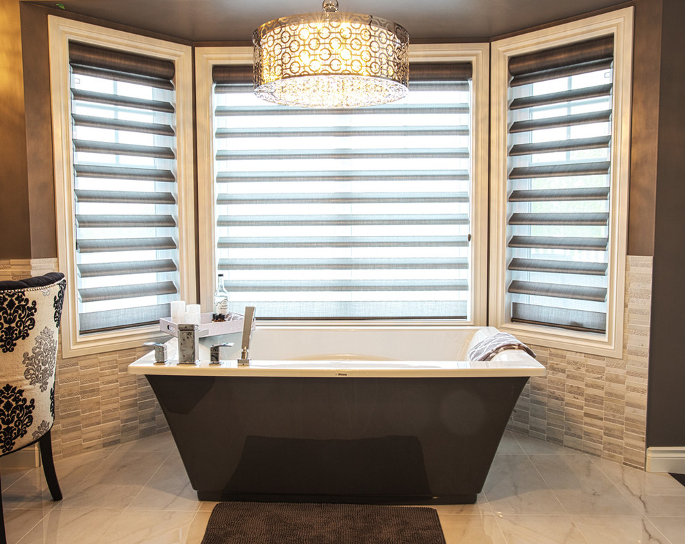 Mittelgroßes Modernes Badezimmer mit freistehender Badewanne, beigen Fliesen, Stäbchenfliesen, brauner Wandfarbe und buntem Boden in Cleveland