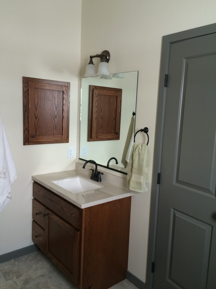 Foto på ett mellanstort vintage badrum med dusch, med en toalettstol med separat cisternkåpa, klinkergolv i keramik, skåp i shakerstil, skåp i mörkt trä, bänkskiva i akrylsten, porslinskakel, grå kakel, vita väggar och ett undermonterad handfat