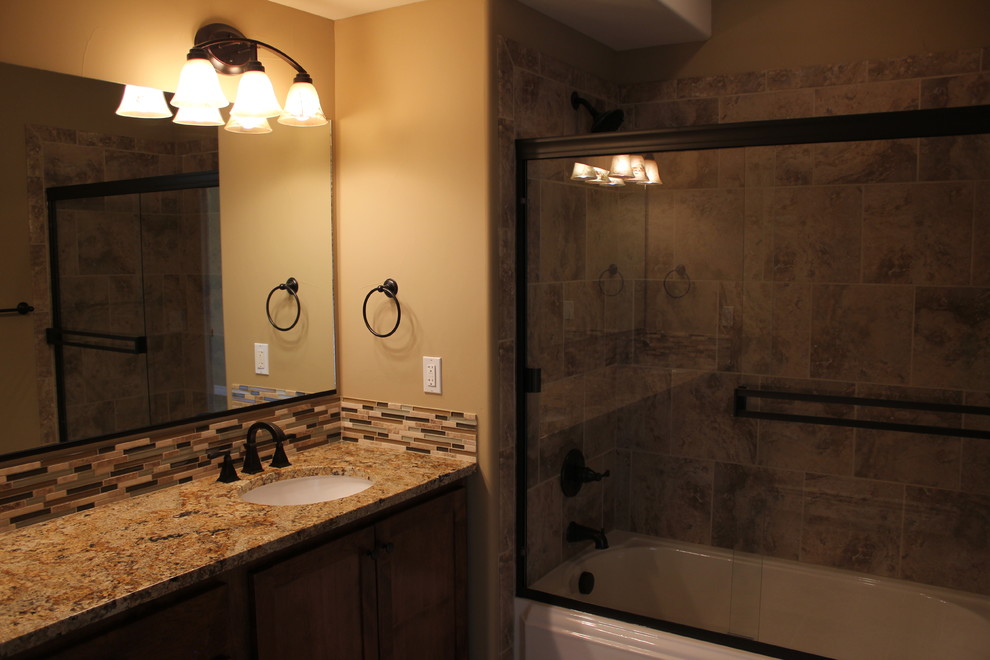 Exempel på ett stort amerikanskt en-suite badrum, med skåp i shakerstil, beige kakel, keramikplattor, klinkergolv i keramik, beige väggar, skåp i mörkt trä, ett badkar i en alkov, en dusch/badkar-kombination, ett undermonterad handfat och granitbänkskiva