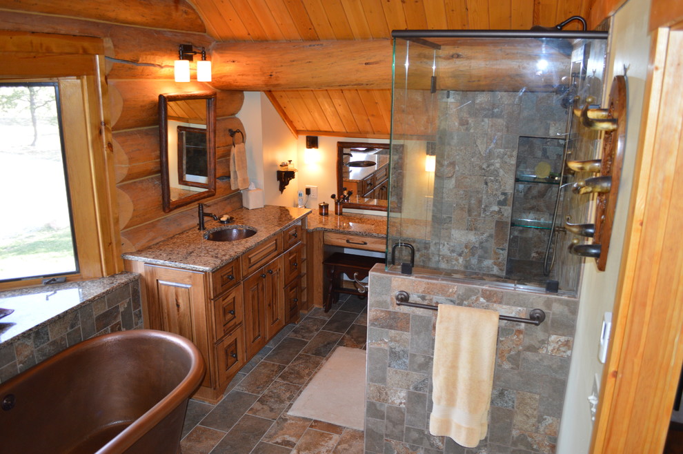Foto på ett stort rustikt en-suite badrum, med ett undermonterad handfat, luckor med upphöjd panel, skåp i mellenmörkt trä, ett fristående badkar, en hörndusch, flerfärgad kakel, porslinskakel, beige väggar och klinkergolv i porslin