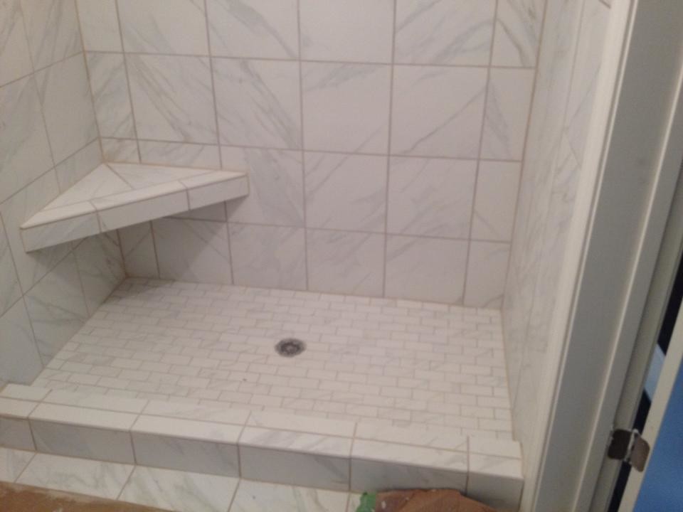 Bild på ett mellanstort funkis en-suite badrum, med en dusch i en alkov, vit kakel, keramikplattor, vita väggar och klinkergolv i keramik