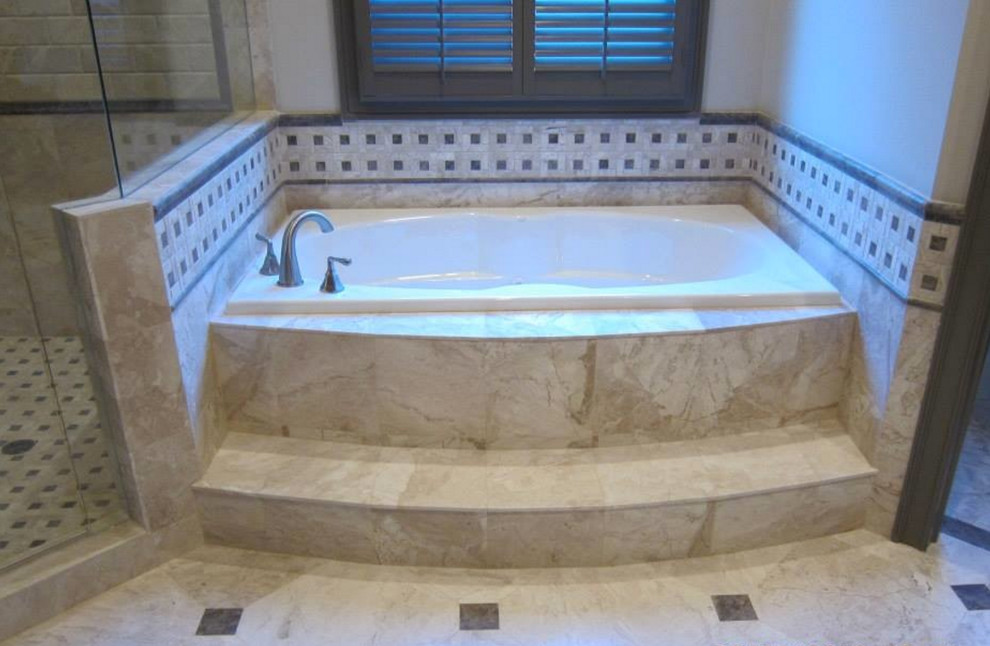 Foto di una grande stanza da bagno padronale minimal con vasca da incasso, doccia ad angolo, piastrelle beige, lastra di pietra, pareti beige e pavimento con piastrelle in ceramica