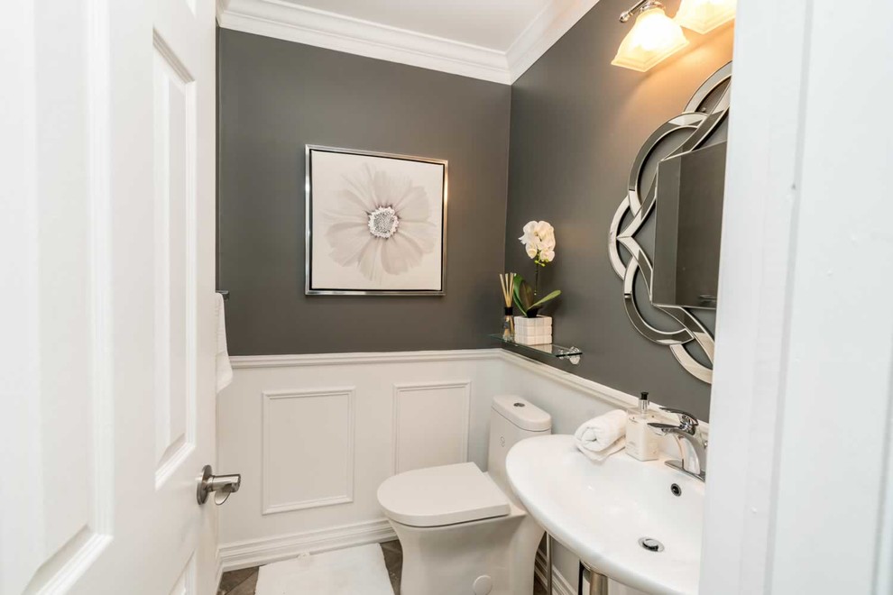 Свежая идея для дизайна: маленькая ванная комната в стиле неоклассика (современная классика) с синими фасадами, унитазом-моноблоком, коричневыми стенами, душевой кабиной, настольной раковиной и коричневым полом для на участке и в саду - отличное фото интерьера