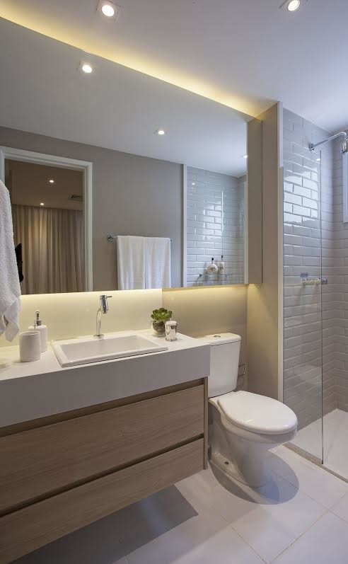 Идея дизайна: ванная комната среднего размера в современном стиле с плоскими фасадами, светлыми деревянными фасадами, ванной в нише, душем в нише, раздельным унитазом, бежевой плиткой, плиткой кабанчик, коричневыми стенами, полом из керамической плитки, душевой кабиной, накладной раковиной, столешницей из ламината, белым полом, душем с распашными дверями и белой столешницей