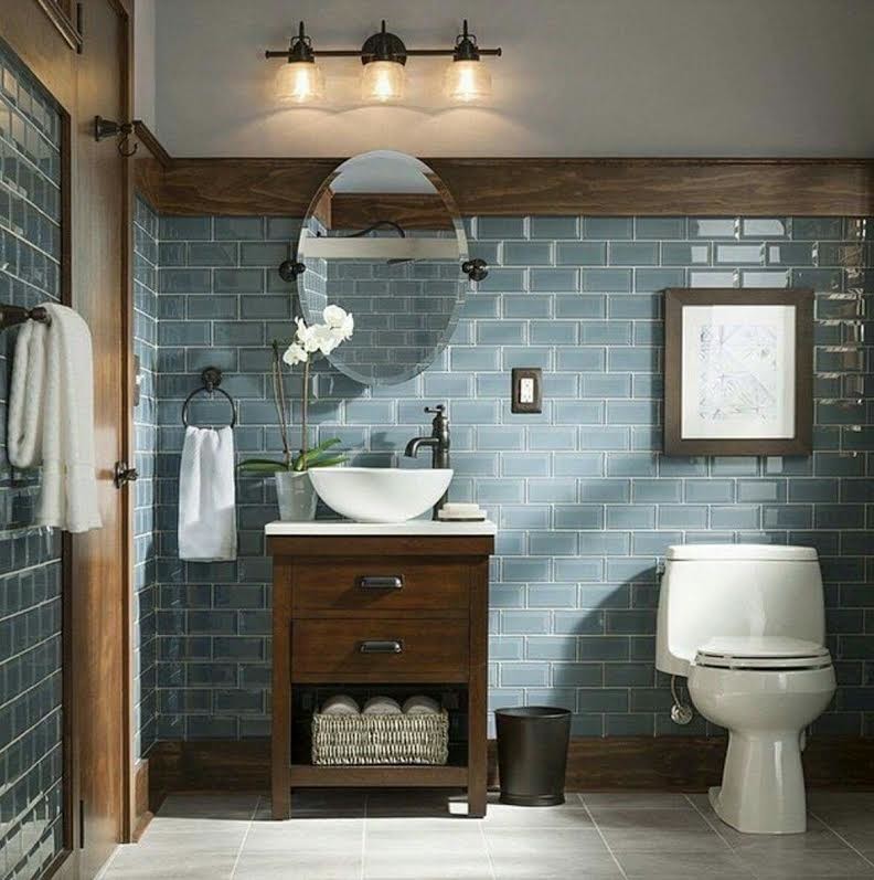 Inspiration för mellanstora klassiska vitt badrum med dusch, med skåp i mörkt trä, en toalettstol med separat cisternkåpa, blå kakel, glaskakel, grå väggar, klinkergolv i porslin, ett fristående handfat, grått golv och släta luckor
