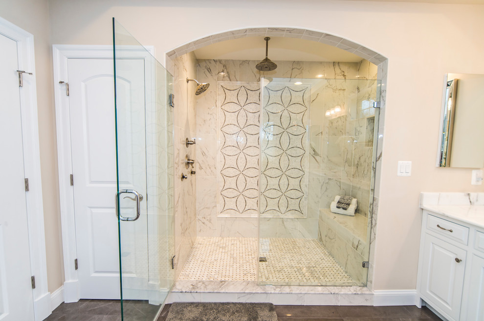 Idéer för stora vintage en-suite badrum, med luckor med infälld panel, vita skåp, ett badkar i en alkov, en dusch i en alkov, vit kakel, keramikplattor, beige väggar, klinkergolv i keramik, ett integrerad handfat, granitbänkskiva, brunt golv och dusch med gångjärnsdörr