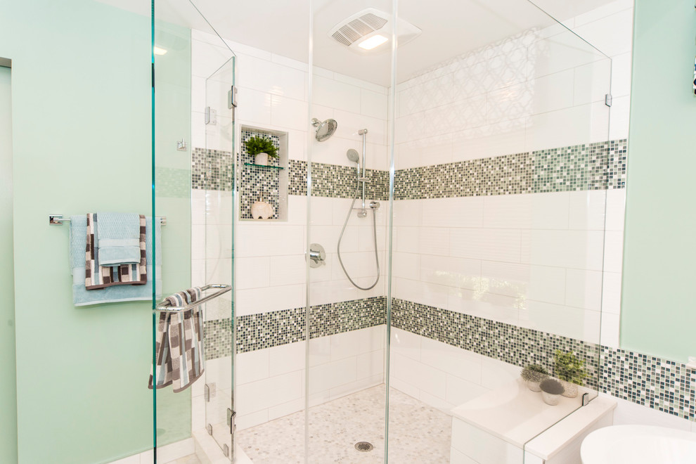 Пример оригинального дизайна: большая главная ванная комната в стиле неоклассика (современная классика) с фасадами с утопленной филенкой, белыми фасадами, отдельно стоящей ванной, угловым душем, зеленой плиткой, плиткой мозаикой, бежевыми стенами, полом из керамической плитки, монолитной раковиной, столешницей из гранита, серым полом и душем с распашными дверями