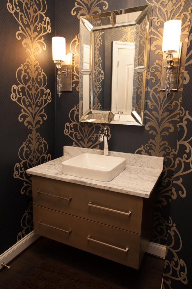 Foto de cuarto de baño clásico pequeño con armarios con paneles lisos, puertas de armario de madera oscura, paredes azules, lavabo sobreencimera y encimera de granito
