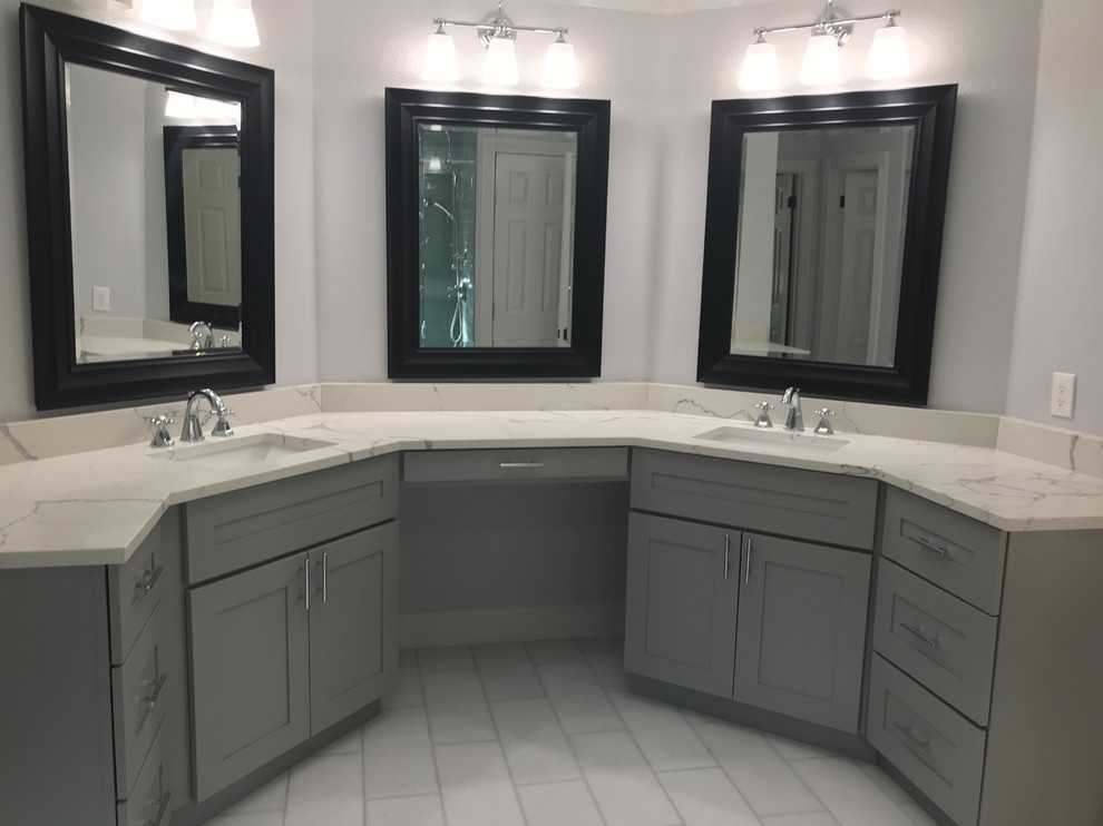 Foto på ett stort vintage vit en-suite badrum, med skåp i shakerstil, grå skåp, grå väggar, klinkergolv i porslin, ett undermonterad handfat, marmorbänkskiva och vitt golv