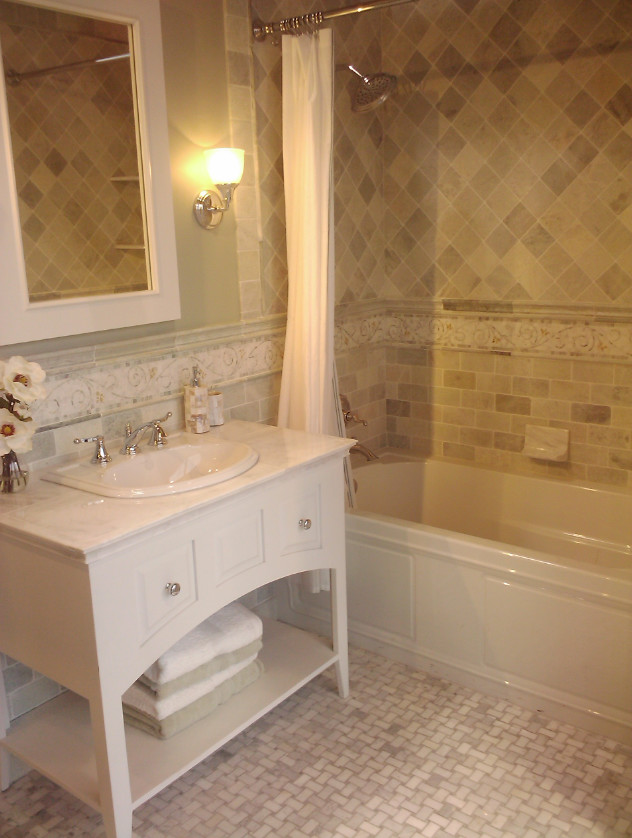 Idée de décoration pour une salle d'eau tradition de taille moyenne avec un placard en trompe-l'oeil, des portes de placard blanches, une baignoire en alcôve, un combiné douche/baignoire, WC séparés, un carrelage beige, un carrelage gris, un carrelage blanc, des carreaux de céramique, un mur beige, un sol en marbre, un lavabo posé et un plan de toilette en marbre.