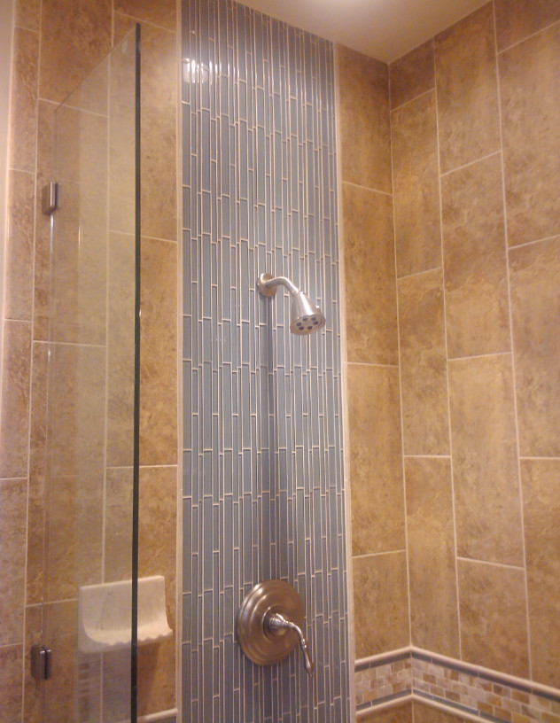 Idéer för ett mellanstort eklektiskt en-suite badrum, med ett fristående badkar, en öppen dusch, beige kakel, porslinskakel, beige väggar och klinkergolv i porslin